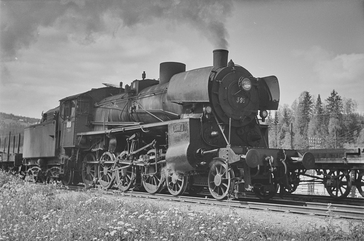 Underveisgodstog fra Trondheim til Hamar på Singsås stasjon. Toget trekkes av damplokomotiv type 26c nr. 399.