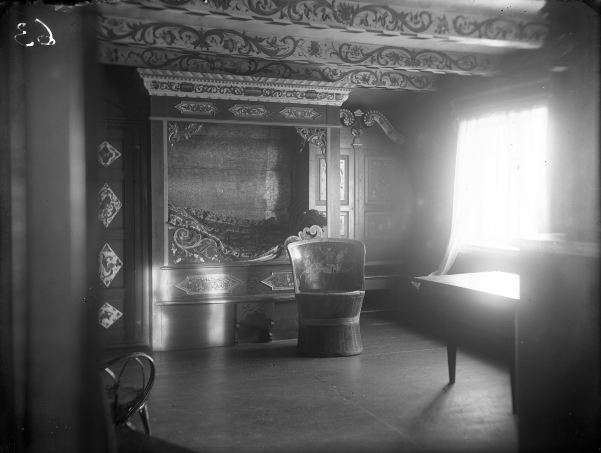 Rikard Berges fotoarkiv. Interiør fra Nystog i Austbø, Rauland 
Bildet er tatt i 1906.