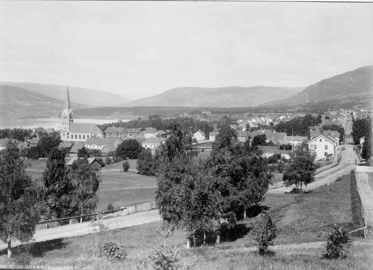 Repro: Lillehammer, Storgata og Lillehammer kirke sett fra Utsiktsbakken
