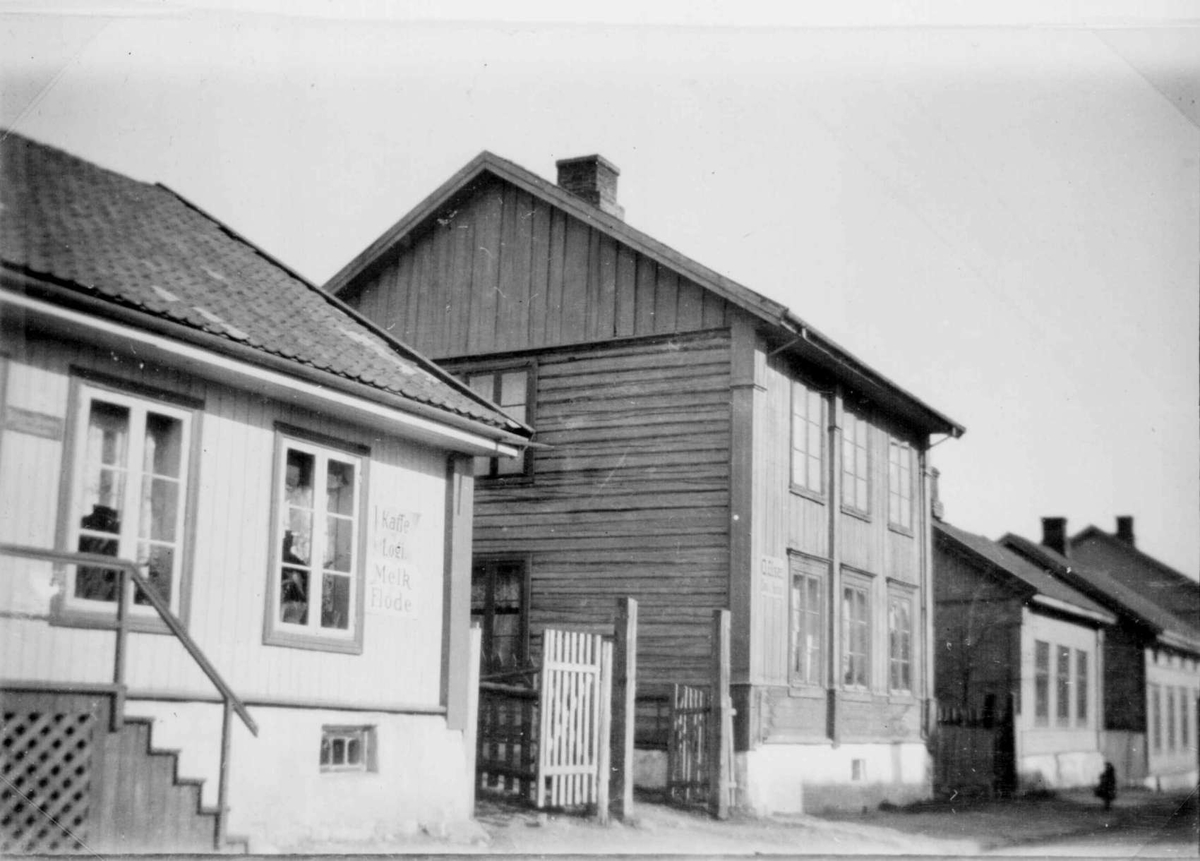 Repro: Gatebilde, Storgata, Lillehammer, med nr. 123 fremst