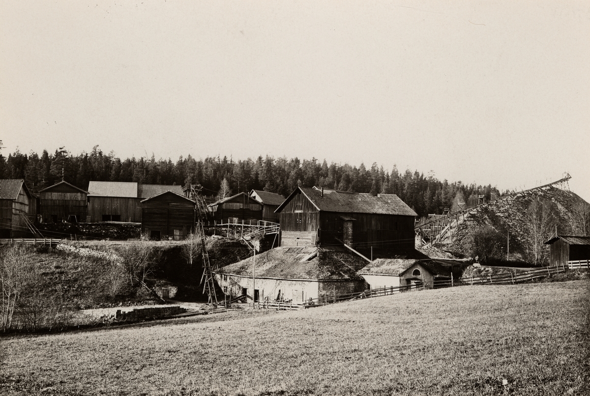 Stribergs Gruvor. Ringshytte hytta, 1902. Masugnen blåstes ned 1903 och revs sedan.