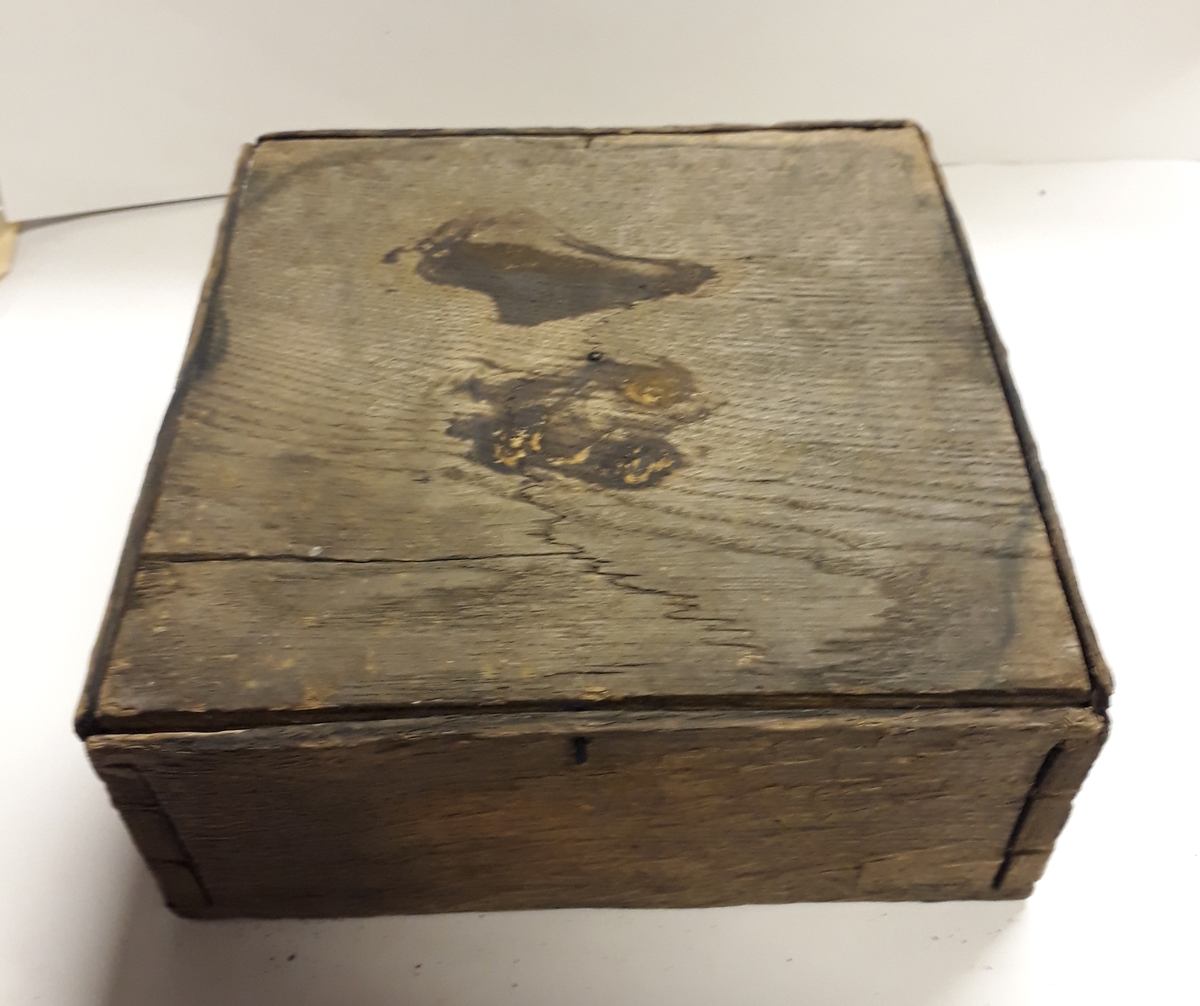 Kompass bärgad från Älvsnabbenvraket. Består av yttre trädåda med en inre låda upphängd i ett mässingsbeslag (se bilaga med rekonstruktion av kardanupphängningen). Ett av de äldsta kända kompasserna från handelsskepp från tidigt 1700-tal. 
Innerlåda för kompassupphängning. Lådan är hopsinkad av 11 mm tjocka brädor. Överkanten har en 5 mm fals för en glasskiva (4a) som låg intakt på lådan då den hittades.
I lådans botten är en kvadratisk blyplåt fastnitad för att hålla tyngdpunkten låg. i mitten av plåten upphängningsspets av mässing.