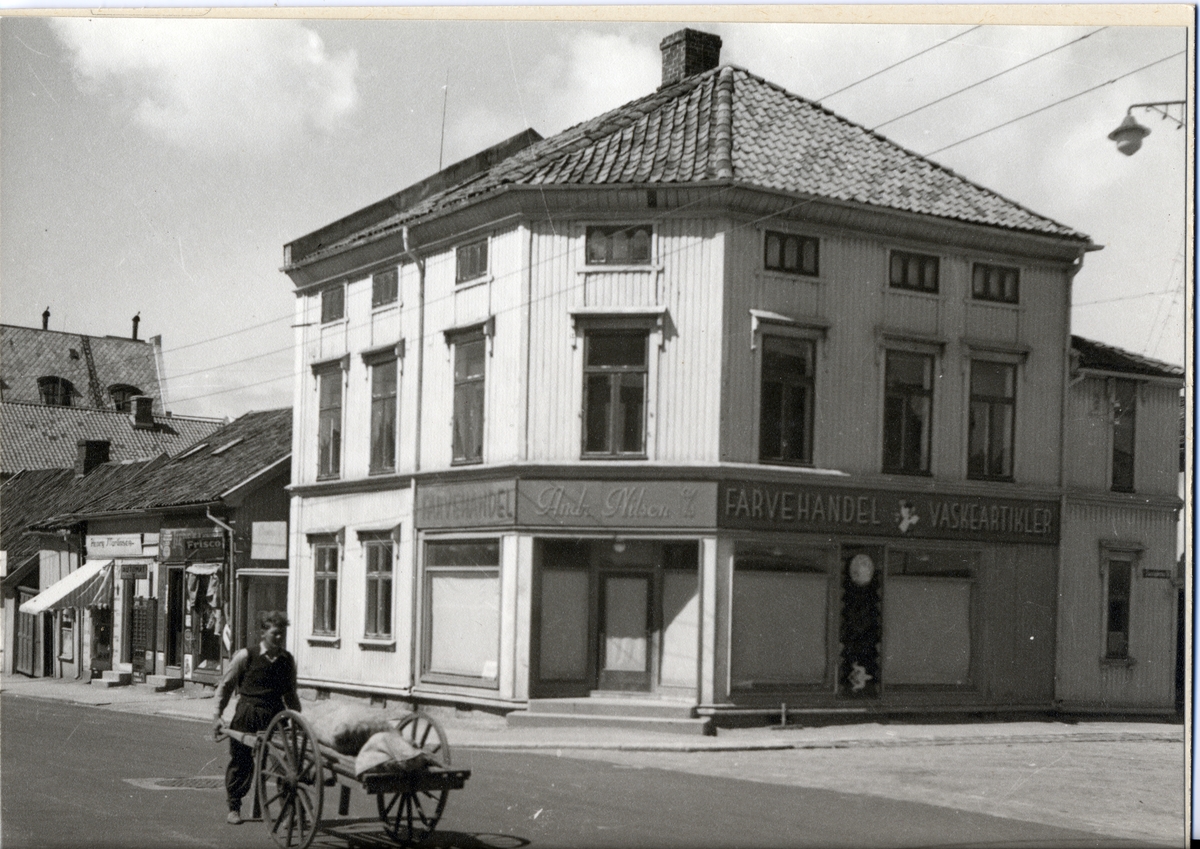 Fredrikstad
Vestsiden,
Brochs gate 5 (lav bygning tv),
Yo-Yo, innehaver Gunnar Nilsen,
Torbjørns gate 19 (senere: Gunnar Nilsens gate) (midt i bildet),
Andr. Nilsen farvehandel A/S, vaskeartikler.
(På samme hjørne ble postkontoret bygget og tatt i bruk i 1967).