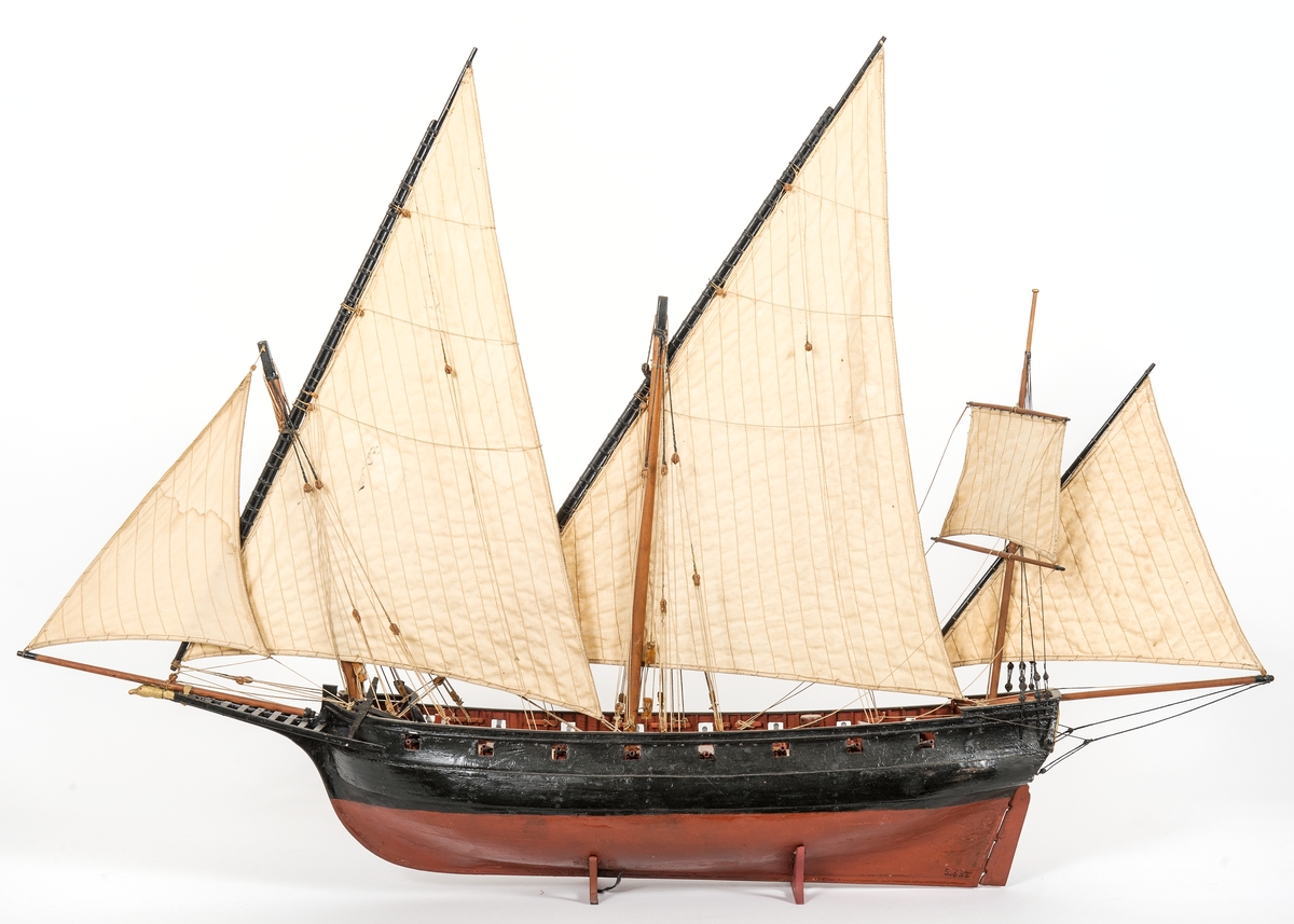 Fartygsmodell av pinkskepp, riggat med 3 master och 1 stagsegel, tre latinsegel och ett råsegel. Alla segel av bomull. Åtta kanoners bredsida. Två fasta skrån.