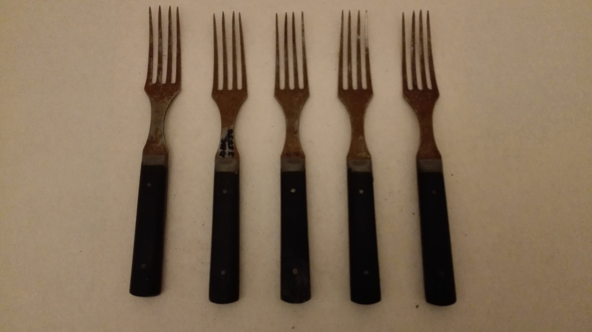 Form: Rel. flate gaflar
Skaft av same type som DHS 25003, derfor vil det vera rimeleg å tru at produsenten er den same. Uråd å finna noko prod. stempel