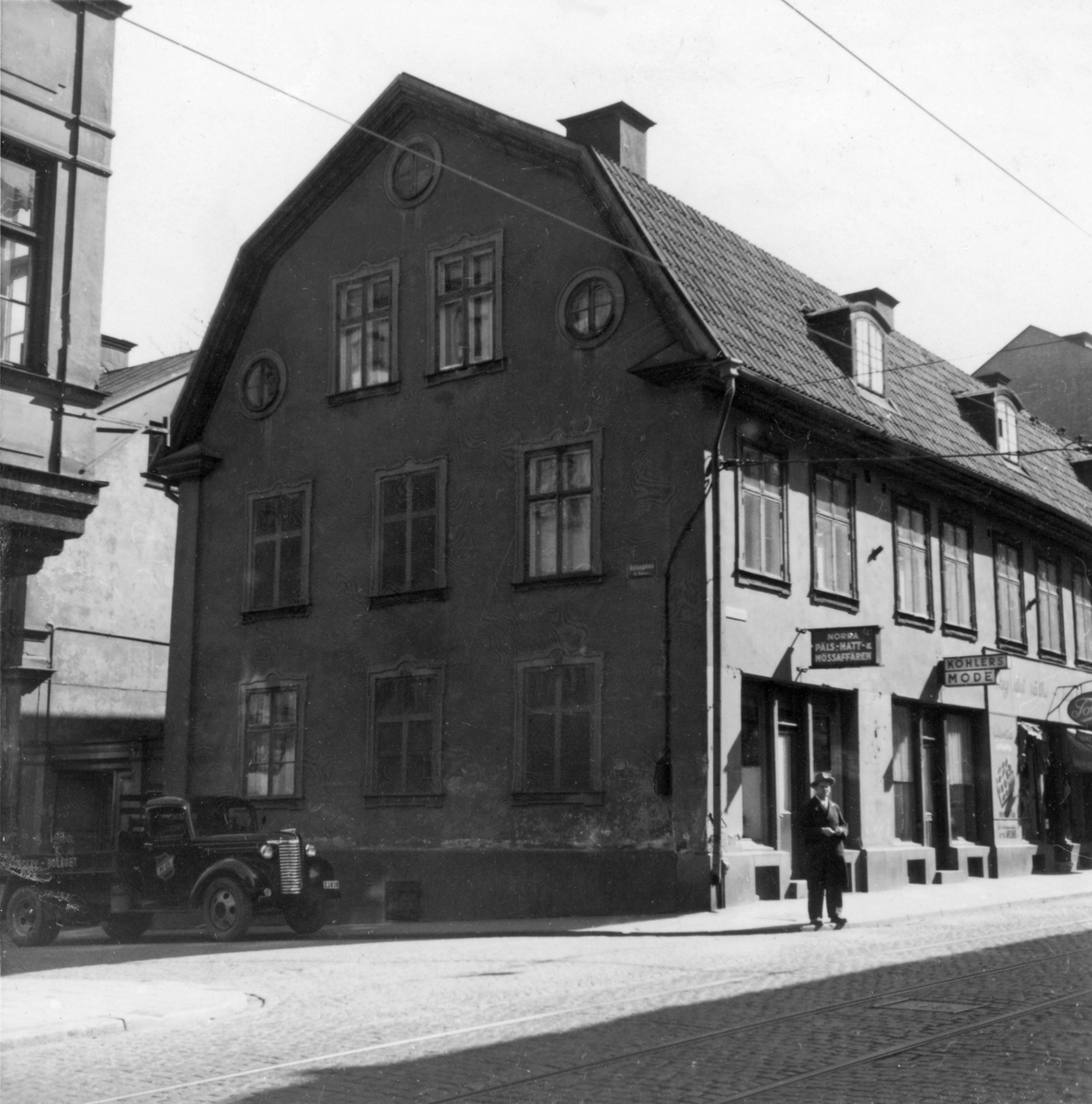 Arnbergska gården i hörnet av Vattengatan och Norra Kungsgatan. Här stiftades 1828 Musikaliska Sällskapet, ett av sveriges äldsta kammarkörer. Under rivningen 1954 hittades en väggmålning från sent 1700-tal. Byggnaden var ett av få hus som klarade sig undan 1826 års storbrand.