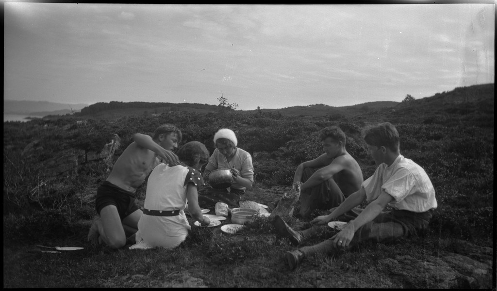 Frk. Årseth, Per Årseth, frk. Kamsrud, Børge Gabrielsen og en til i seilbåten "Vilja" og har piknik på land.