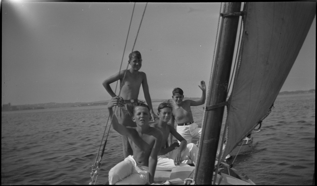 Høstregatta med seilbåten "Vilja". Det er bilder av seilbåter som deltar i regattaen og bilder av guttene og antageligvis Finn Johannessen som er med på "Vilja". De stopper også for et bad.