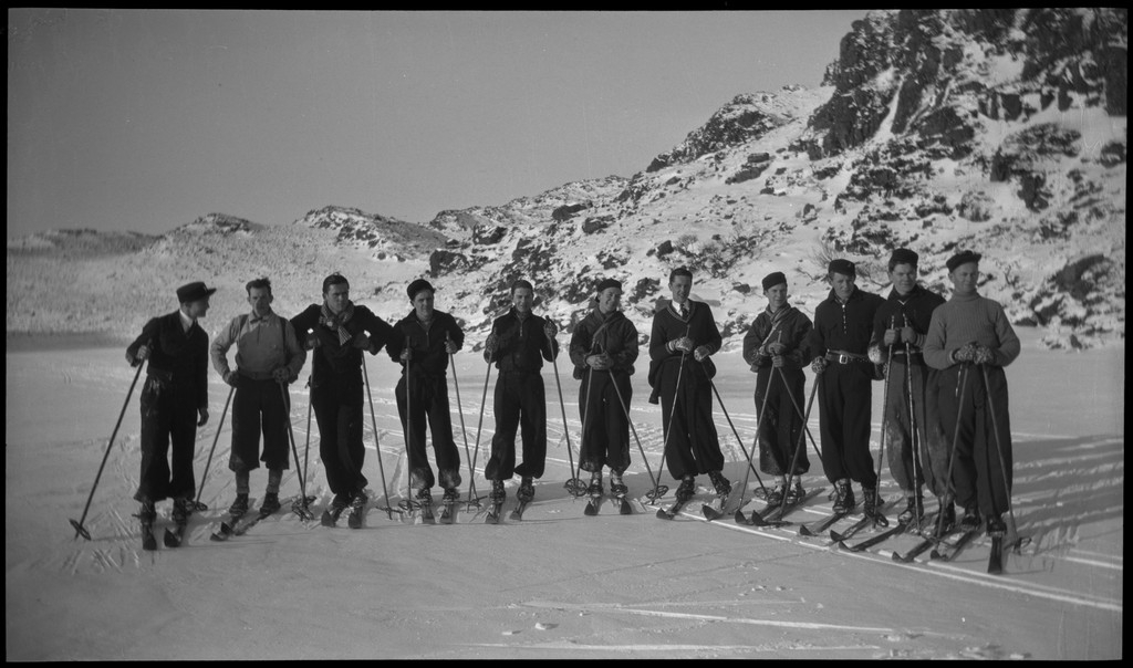 En gjeng unge menn på skitur i fjellene øst for Madland. Det er bilder av brødrene Idar og Arvid og hele gjengen samlet og på ski. På bilde nr. 3 er også Finn Johannessen portrettert sammen med en av brødrene Tollefsen.