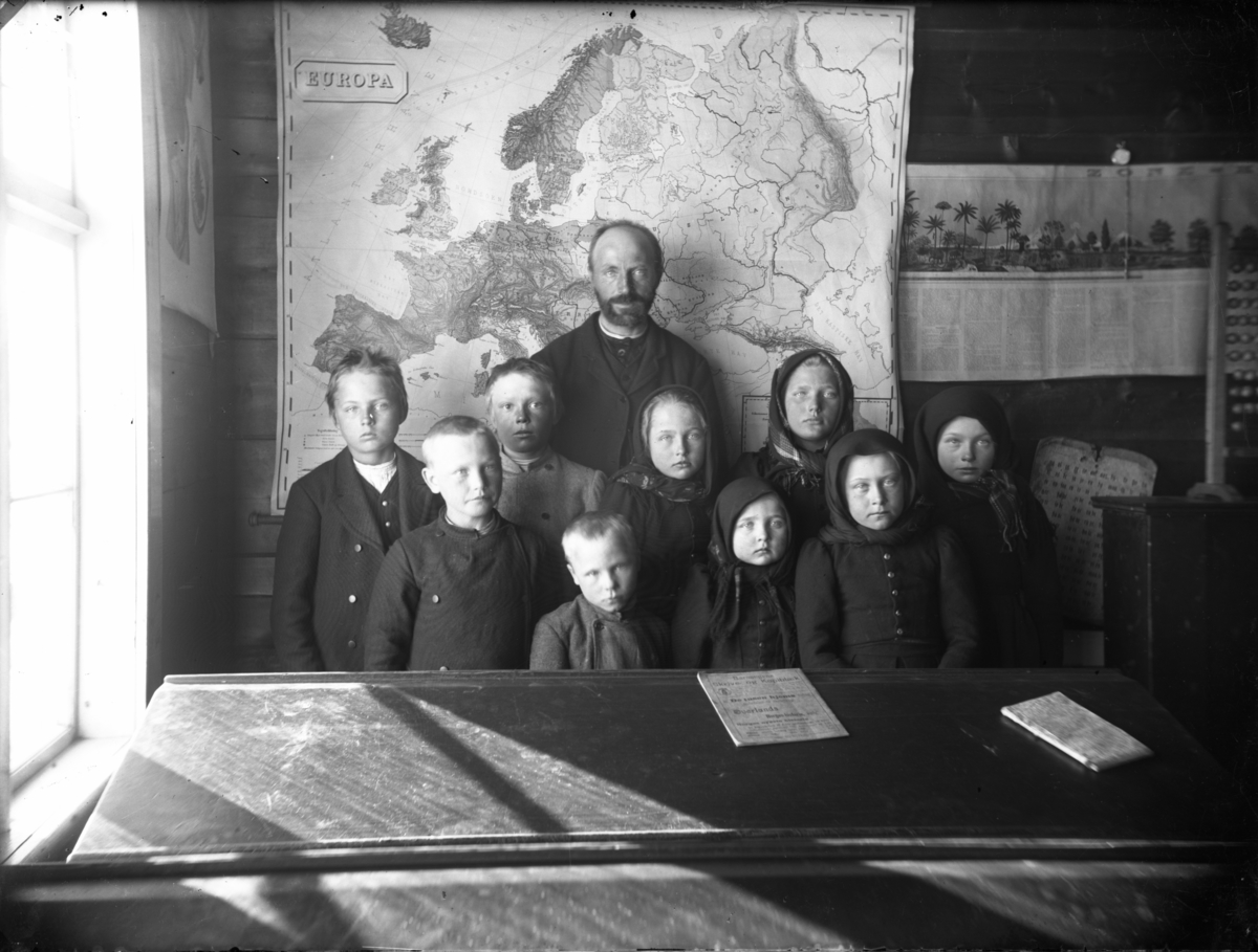 Rikard Berges fotoarkiv. Klassebilde, bakerst står læreren Aslak Lid. Rauland. Ca. 1904.