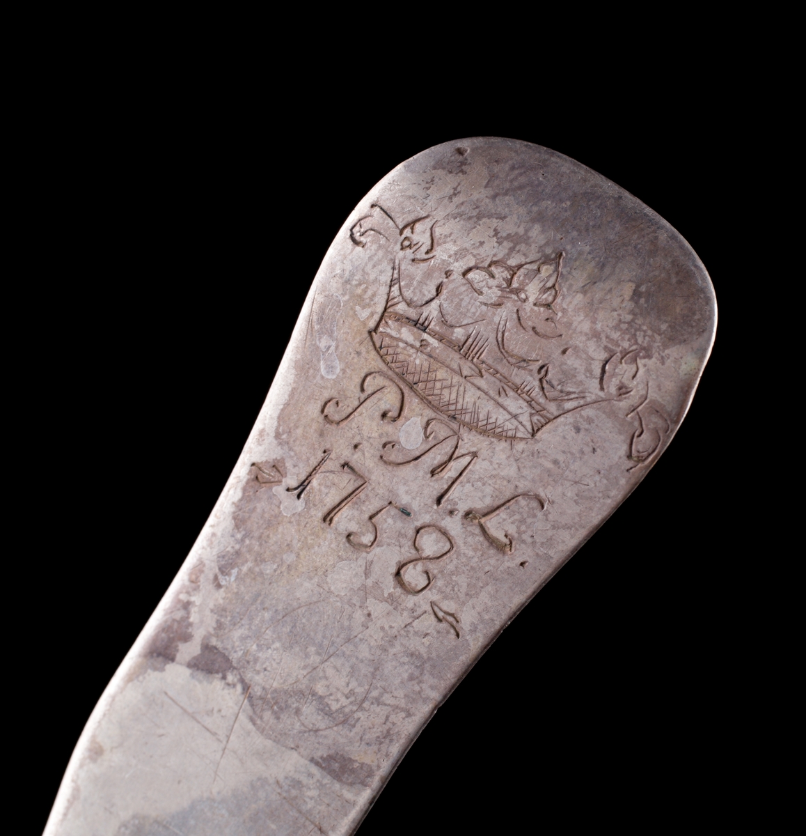 Matsked i silver.
Slät fiolmodell. På baksidan av skaftet ägarinitialer och årtal: "P.M.L., 1758" under adlig krona. Stämplar (mycket otydliga) på skaftets baksida.