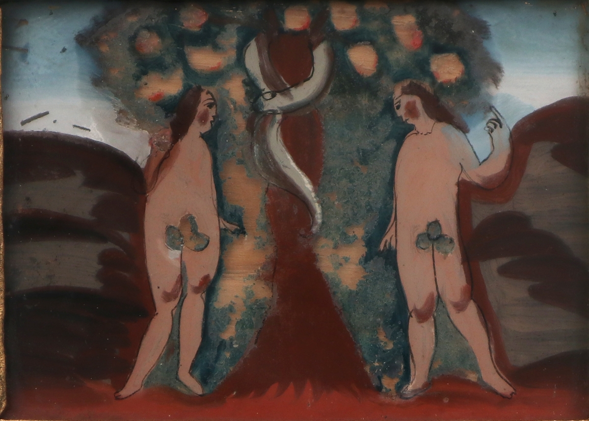 Adam og Eva under kunnskapens tre. To figurer med tynn brun konturstrek, brunt hår og fikenblad. Rødbrun stamme og  mark omkring. Blågrønt tre med store epler, hvor fargen nesten er borte. Lysblå himmel.