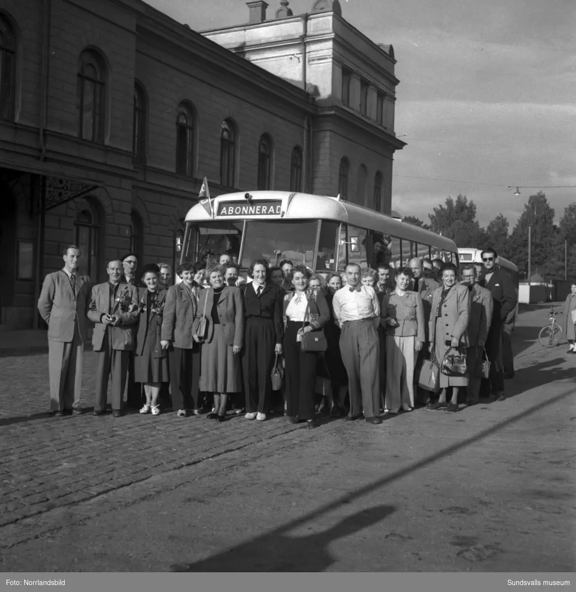 En stor grupp Sundsvallsbor ger sig iväg på charterresa till Paris med Hagabussen AB.
