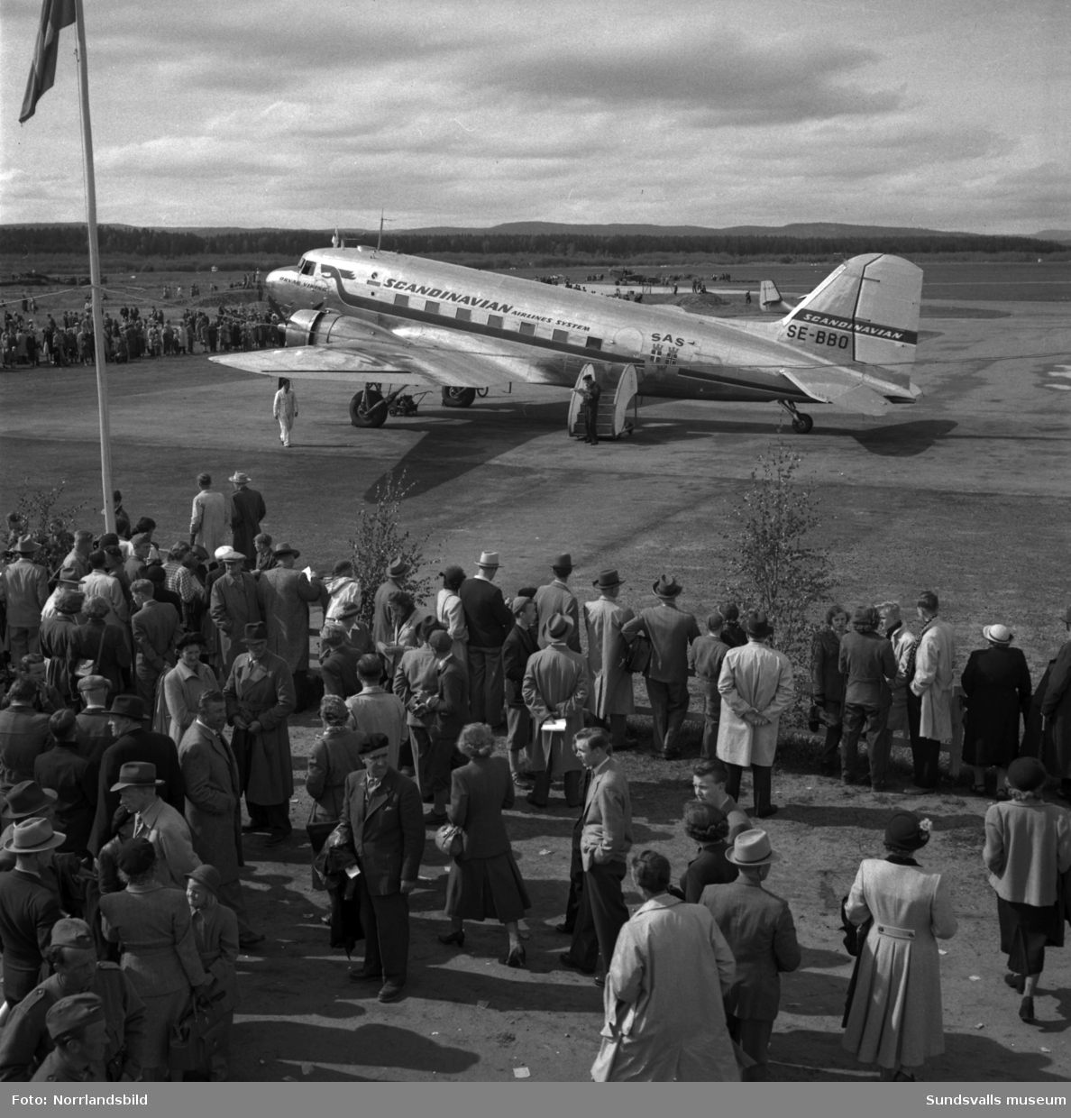 Massor av publik då flygdagen anordnades på Midlanda. Färjan till Skeppsholmen fick gå i skytteltrafik.