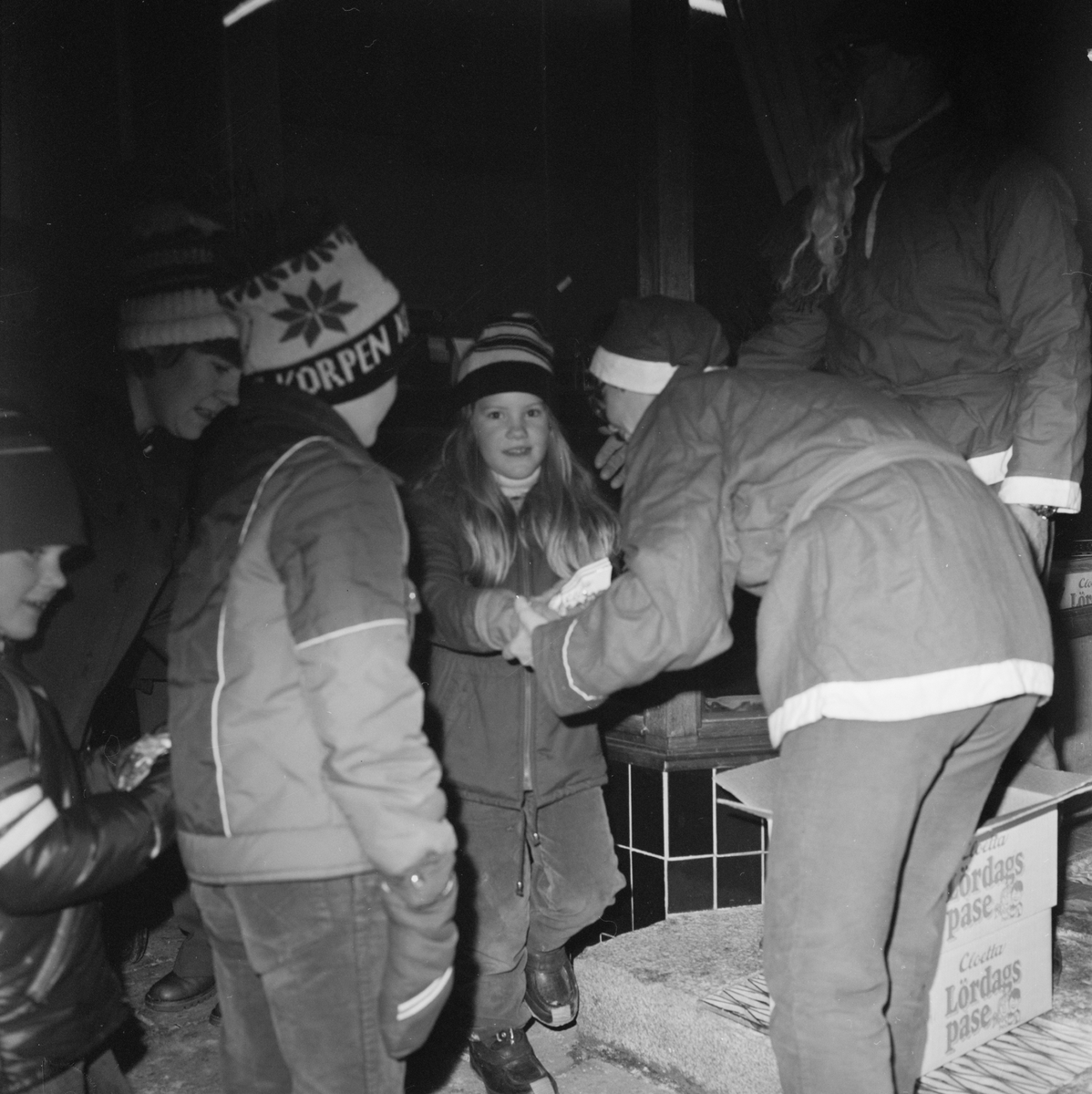 Julmässa på Skärplinge torg, Österlövsta socken, Uppland, december 1979