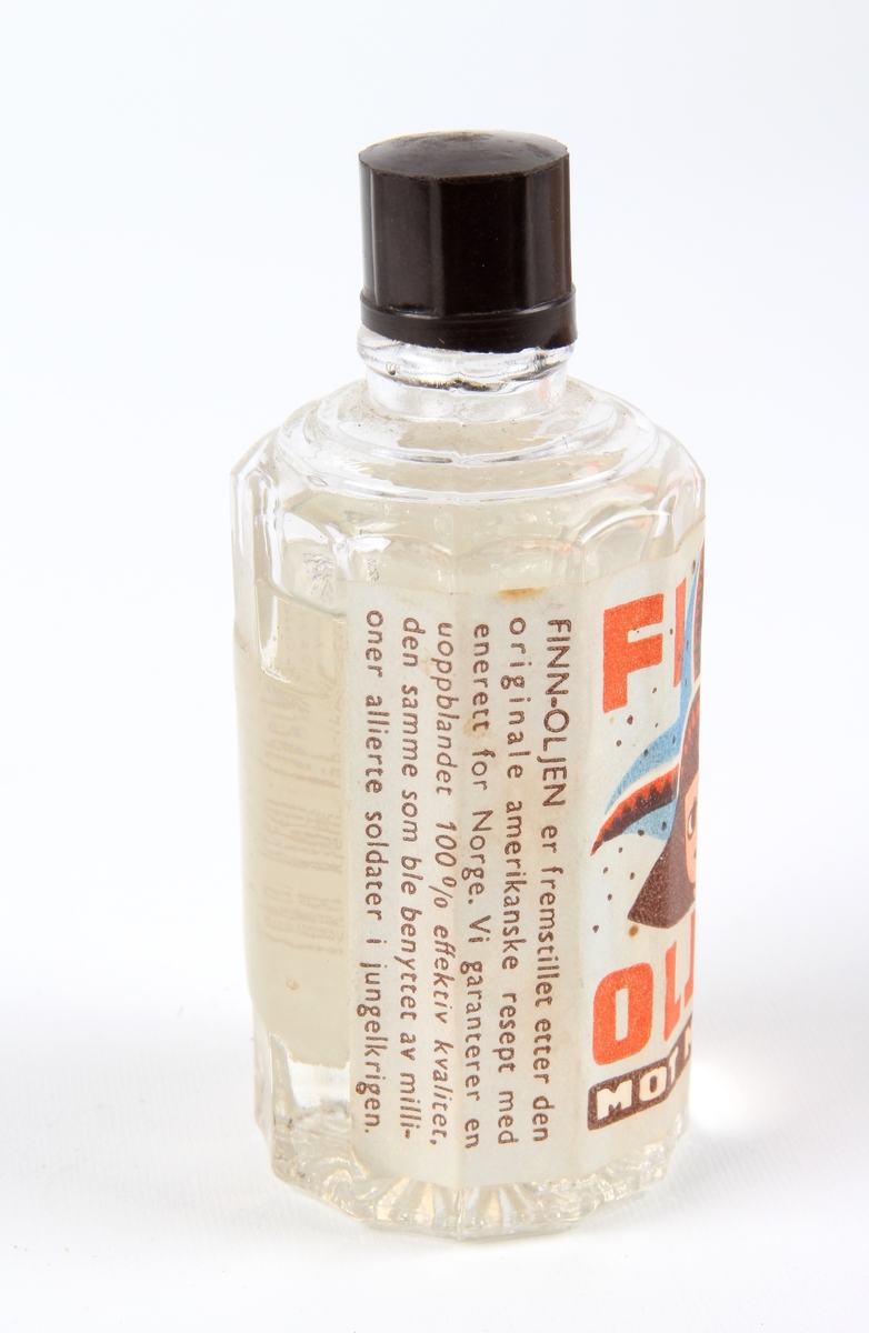 Glassflaske med myggmiddelet Finn-oljen. Beskytter mot myggstikk.