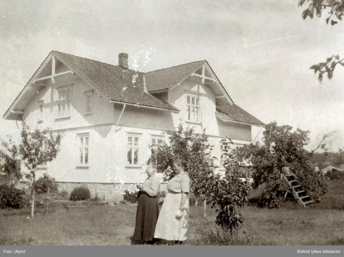 To kvinner i hagen på Tange i Skjeberg, ca. 1925-30.
Marie Tange f. 1878 og hennes mor Karen Tange f. 1854.