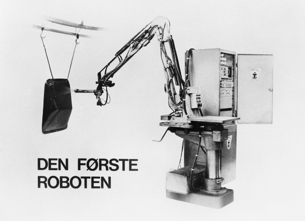 Den først roboten i arbeid med å lakkera trillebårer. Både trillebåre og robot er laga hos Trallfa og vart selde både i inn og utland.