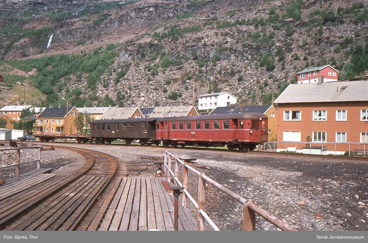 Sulitjelmabanens tog 11 ankommer Lomi, trukket av motorvognen SULITELMA