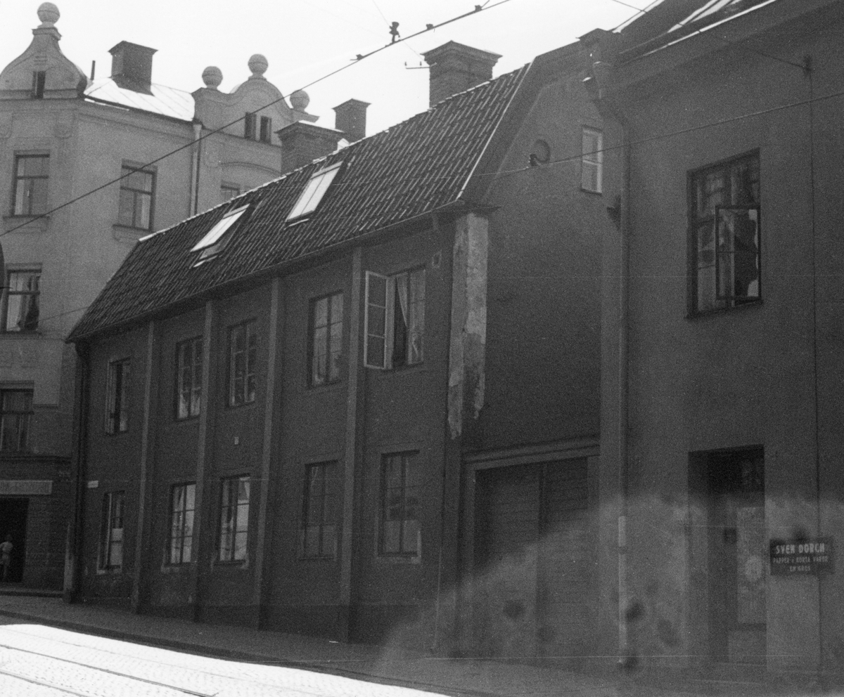 Parti av Västra Kungsgatan i Norrköping. Vy mot söder. Närmast ligger Västra Kungsgatan 12 i dåvarande kvarteret Nedre Segern, dagens Kopparhammaren. Huset kallas Stadsarkitekthuset då Norrköpings första stadsarkitekt Carl Theodor Malm bott här.