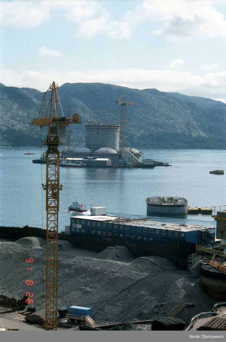 Anleggsområdet til Norwegian Contractors i Jåttåvågen ved Stavanger, hvor Condeep plattformene i betong blir bygget.
Draugenplattformen er oppankret og bygges i Gandsfjorden, midt i bildet.