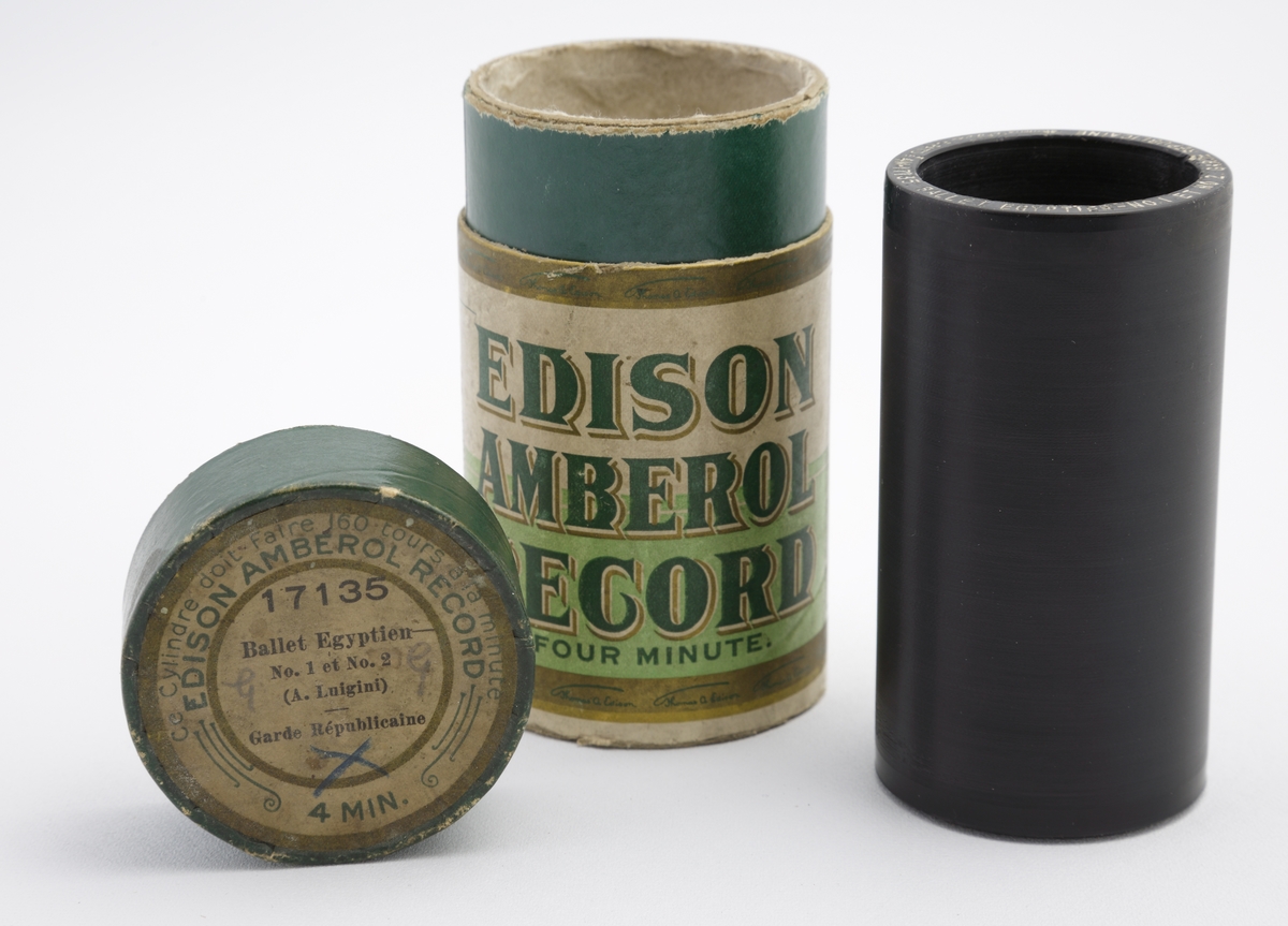 Fonografrulle.
Grågrön cylindrisk pappask med guldtext: "Edison Amberol Record. 17135 4 min.".