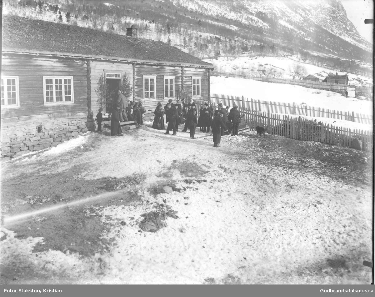 Gravferd frå Flåten - kanskje etter Ola Flåten (f. Forberg 1831), gravlagd 15/2 1910