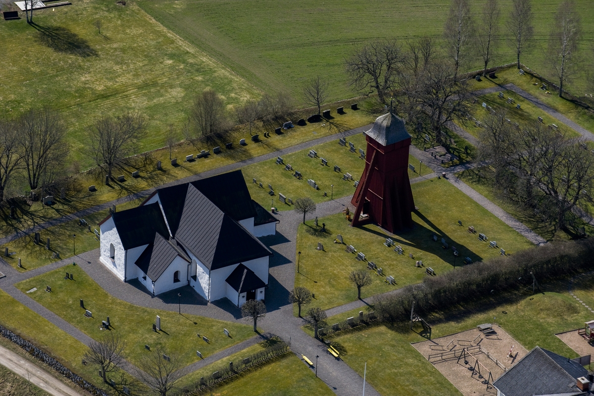 Flygfoto över Nävelsjö kyrka i Vetlanda kommun.
