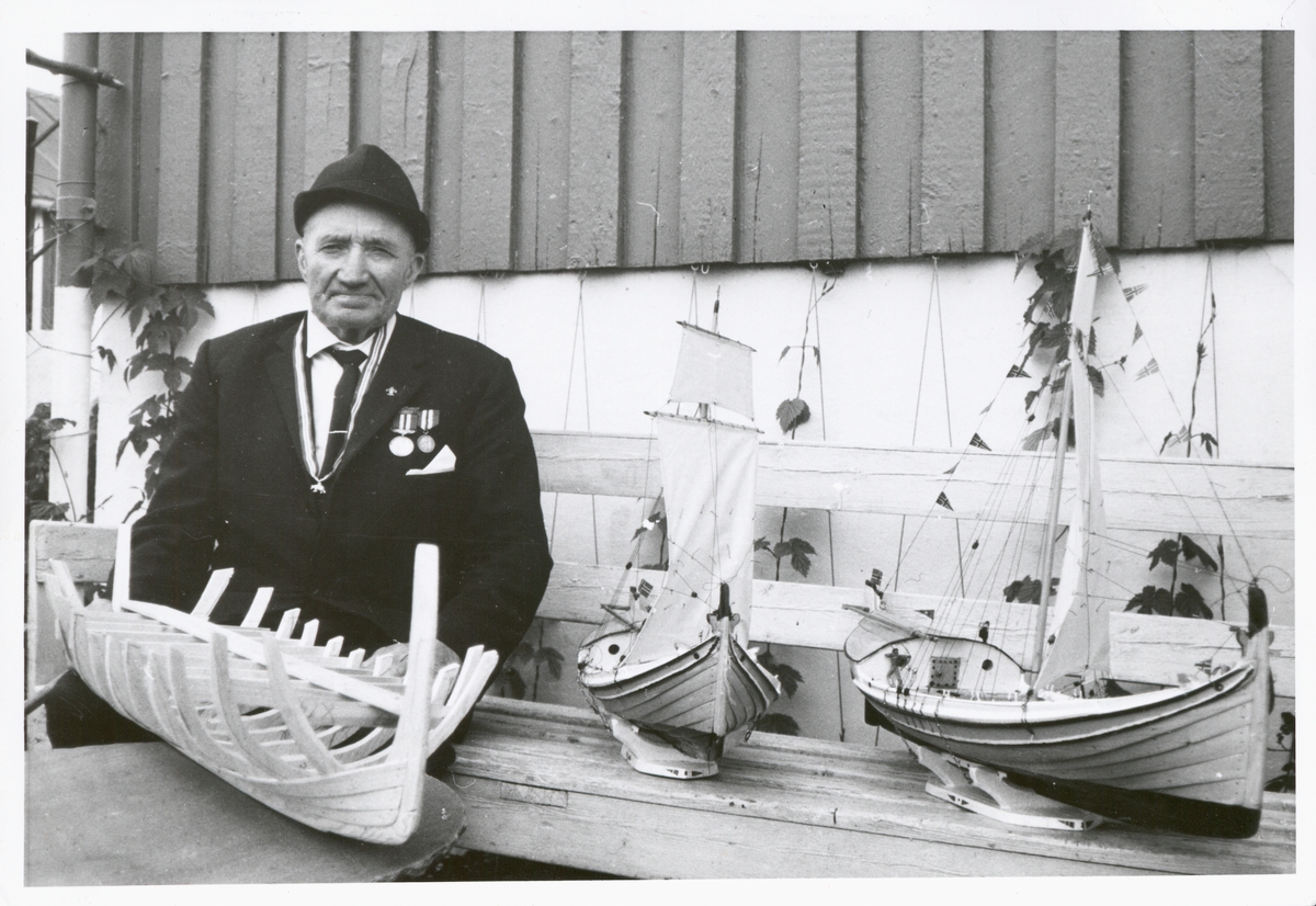 Båtbygger Håkon Aronsen med modeller av nordlandsbåter.