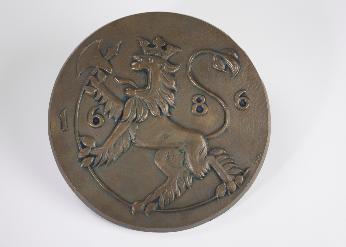 Løve med krone og øks, og årstallet 1686.