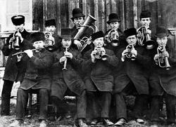 Rakkestad Hornmusikk i 1877. 
Sittende fra venstre: G. A. Ja
