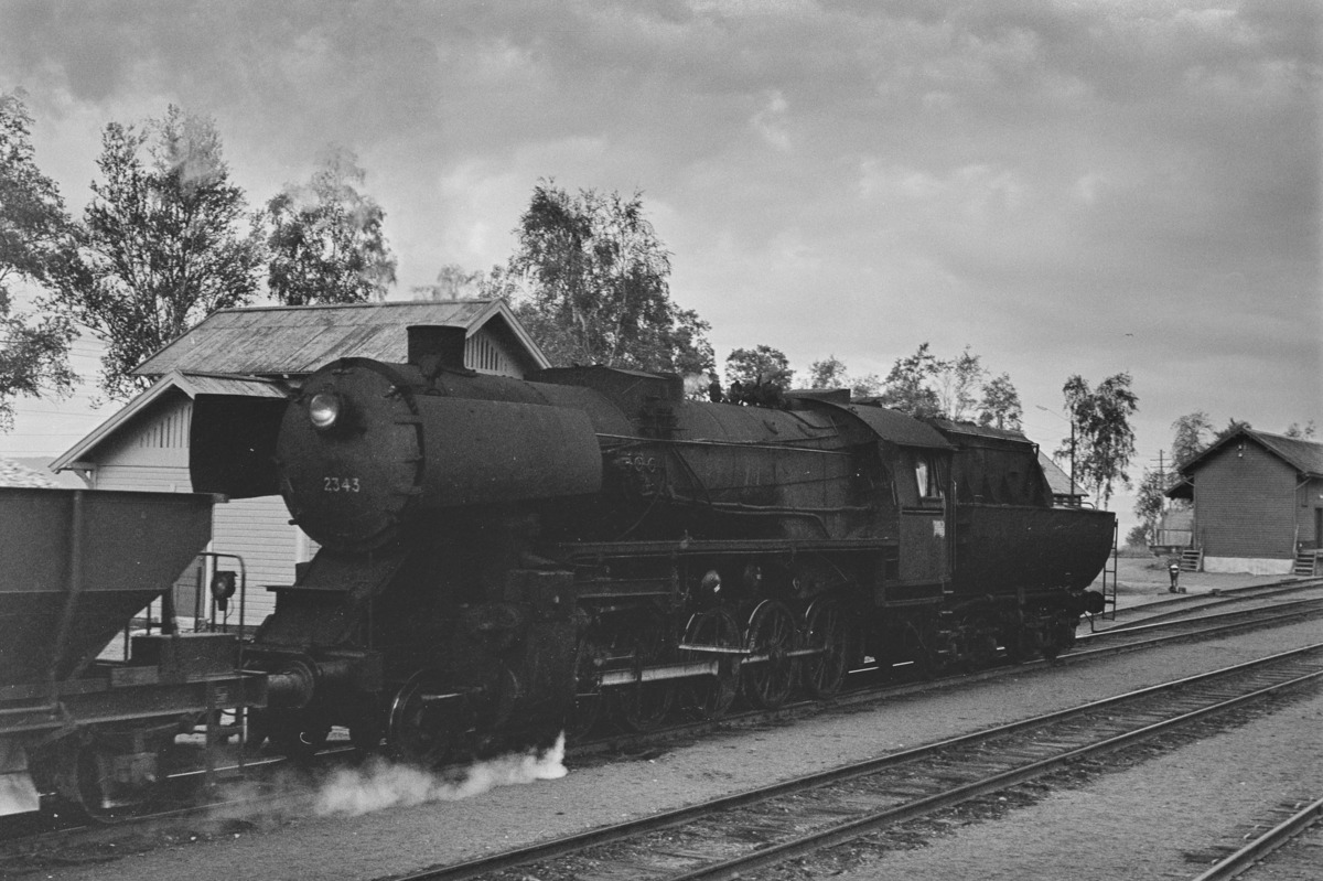 Grustog på Skogn stasjon. Toget trekkes av damplokomotiv type 63a nr. 2343.