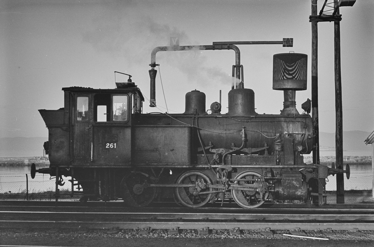 Damplokomotiv type 25a nr. 261 ved vannstenderen på Trondheim stasjon.