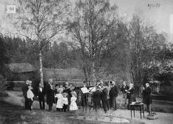 Høvik Glassverks musikkorps spiller i hagen.