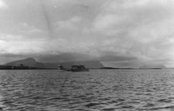Catalina flybåt fra det norske flyvåpenet. Fjell i bakgrunne