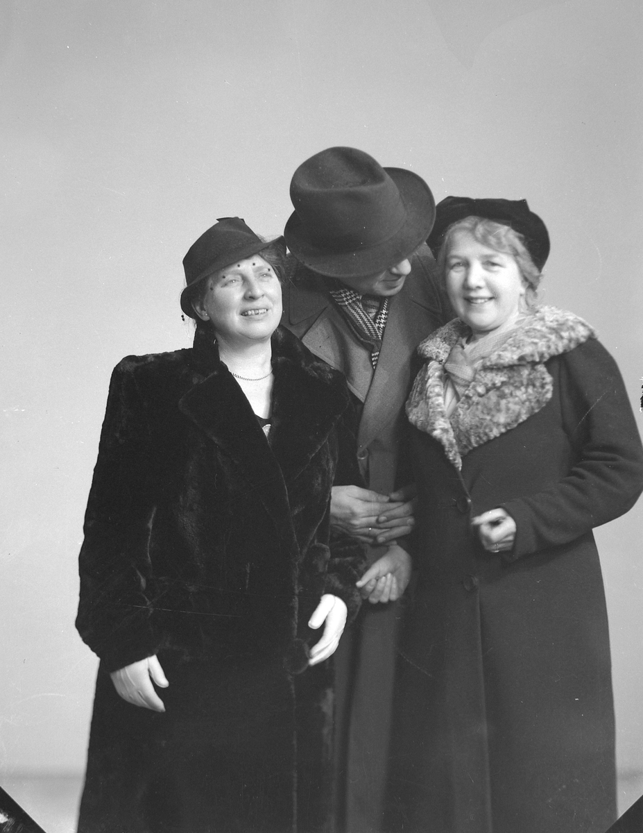 Henry Røsoch, frk. Stensrud og fru Grisebach