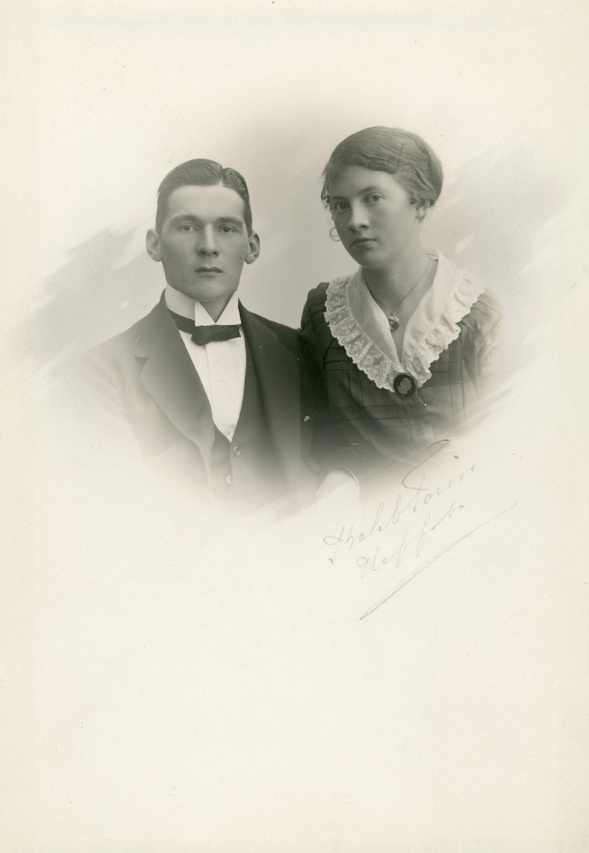 Porträtt av makarna Karl Svensson och Karin Holmberg, Linköping. Paret var bördiga från Västergötland och kom till Linköping 1918 respektive 1921. De fick med tiden två söner, Karl-Erik, född 1923 och Lars, född 1930.