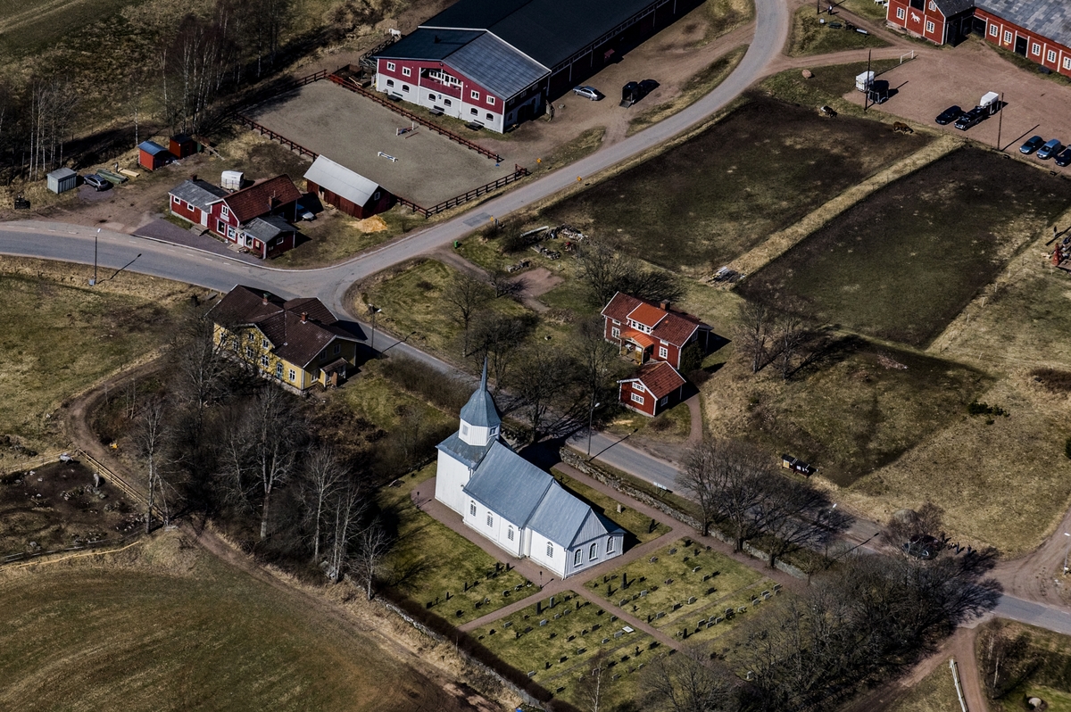 Flygfoto över Öreryds kyrka i Gislaveds kommun.