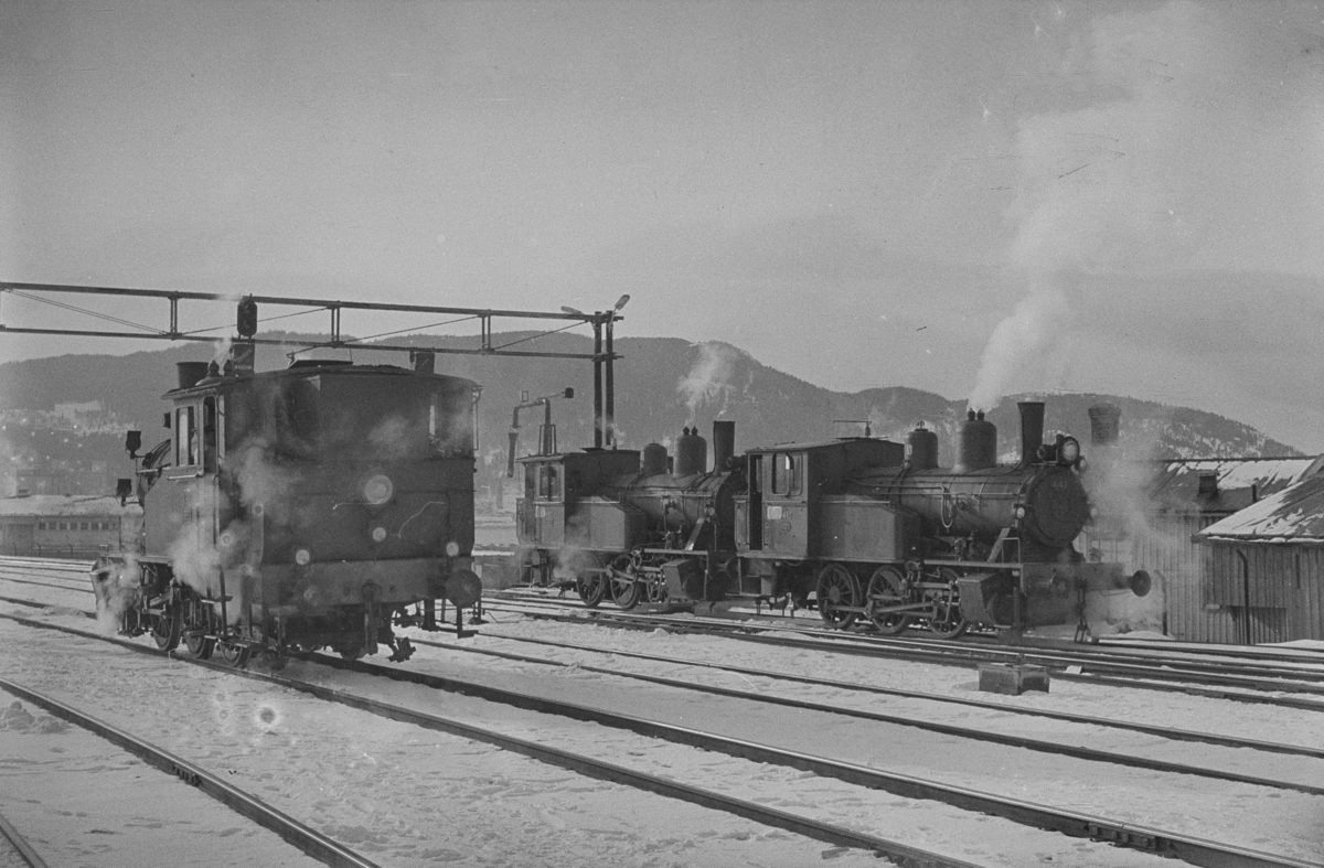 Damplokomotiver type 23b i skiftetjeneste på Trondheim stasjon. Fra venstre nr. 454, 460 og 442.