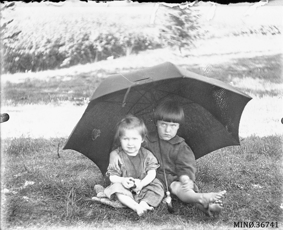 To små barn under paraply. Irene og Eyolf Waldal