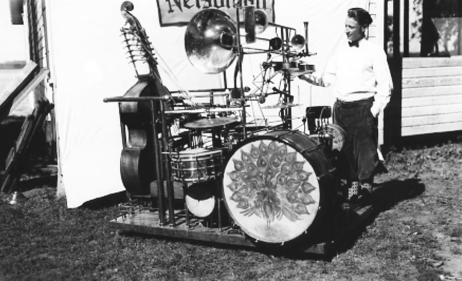 Albert Nelson med sina 32 instrument "Nelsonian-band".