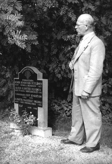 Sigurd Bograng vid familjegraven på Södra Finnskoga kyrkogård