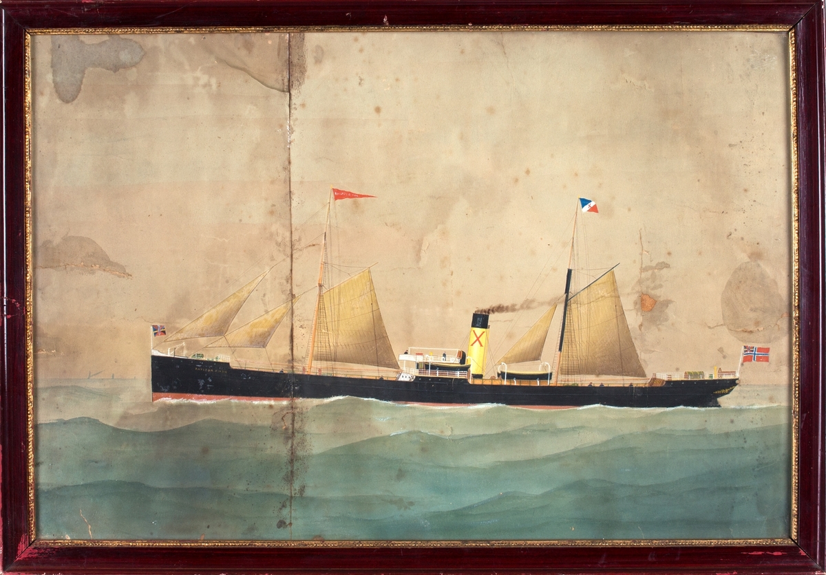 Skipsportrett av DS RAYLON DIXON under fart med seilføring. I bakre mast rederiflagg med X og i fremre mast vimpel med skipets navn. Skipet fører norsk flagg med unionsmerke i akter.