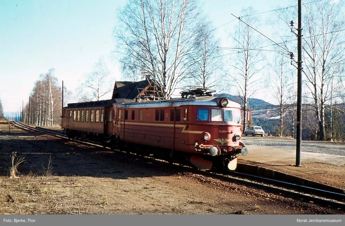 Persontog 327 Hamar-Moelv passerer Veldre holdeplass, med elektriske lokomotiv El 11 2084 og personvogn BF31 nr. 780