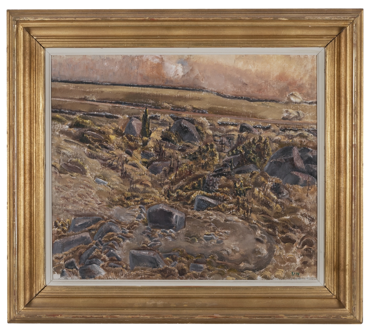 Landskapsbild från kanten av landborgen med väg och stengärdesgård i fonden samt i förgrunden Alvarets steniga sluttning neråt. Övervägande gula och gr färger. Målningen kallas i katalogen "Terräng, Öland".