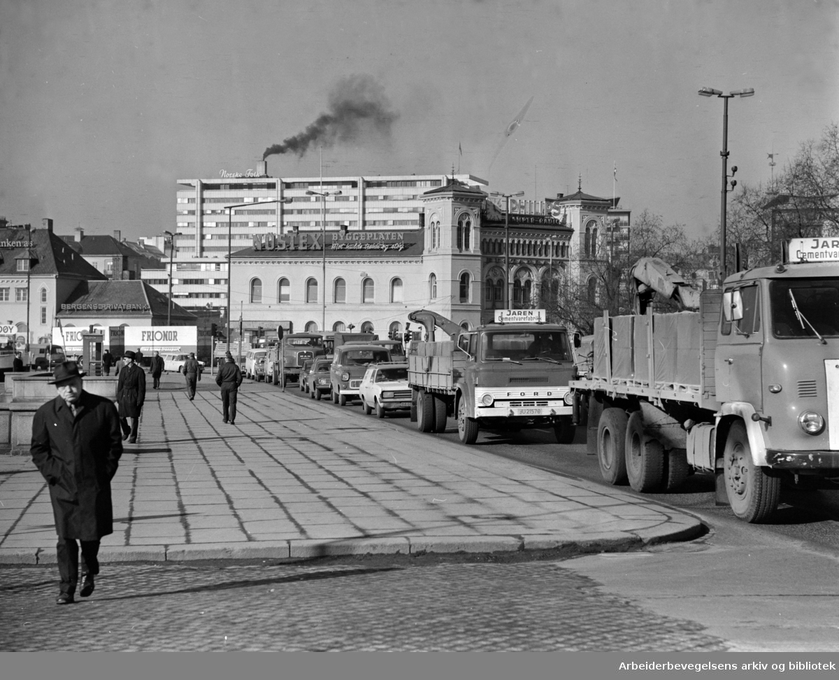 Vika. Ved Rådhuskaia. Mars 1975