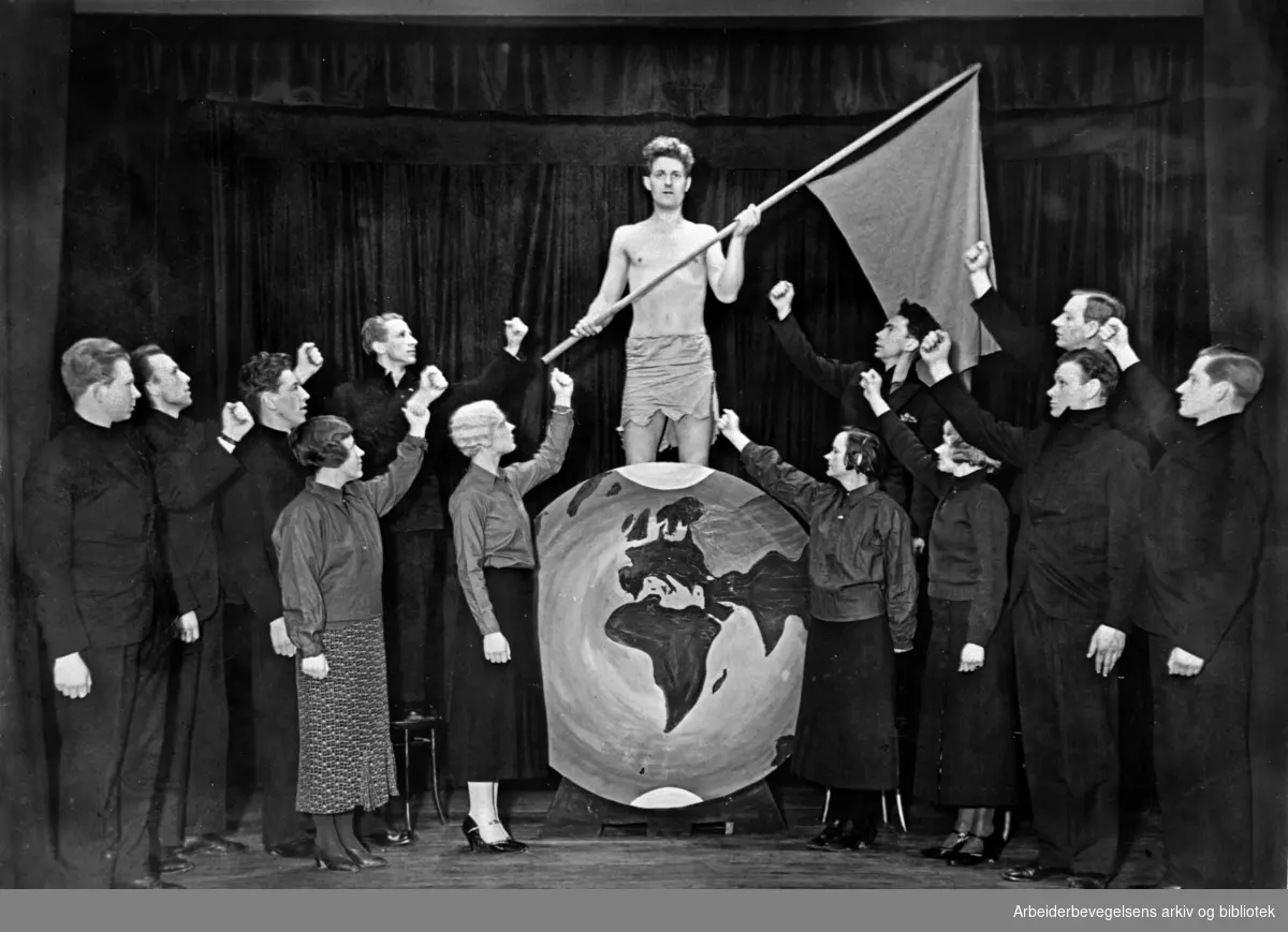 Oslo Arbeidersamfunds teater, Samfundsteatret. Talekor fra "Slaven", sosialt skuespill i 3 akter fra 1935 av Einar Rudaa (forf.).