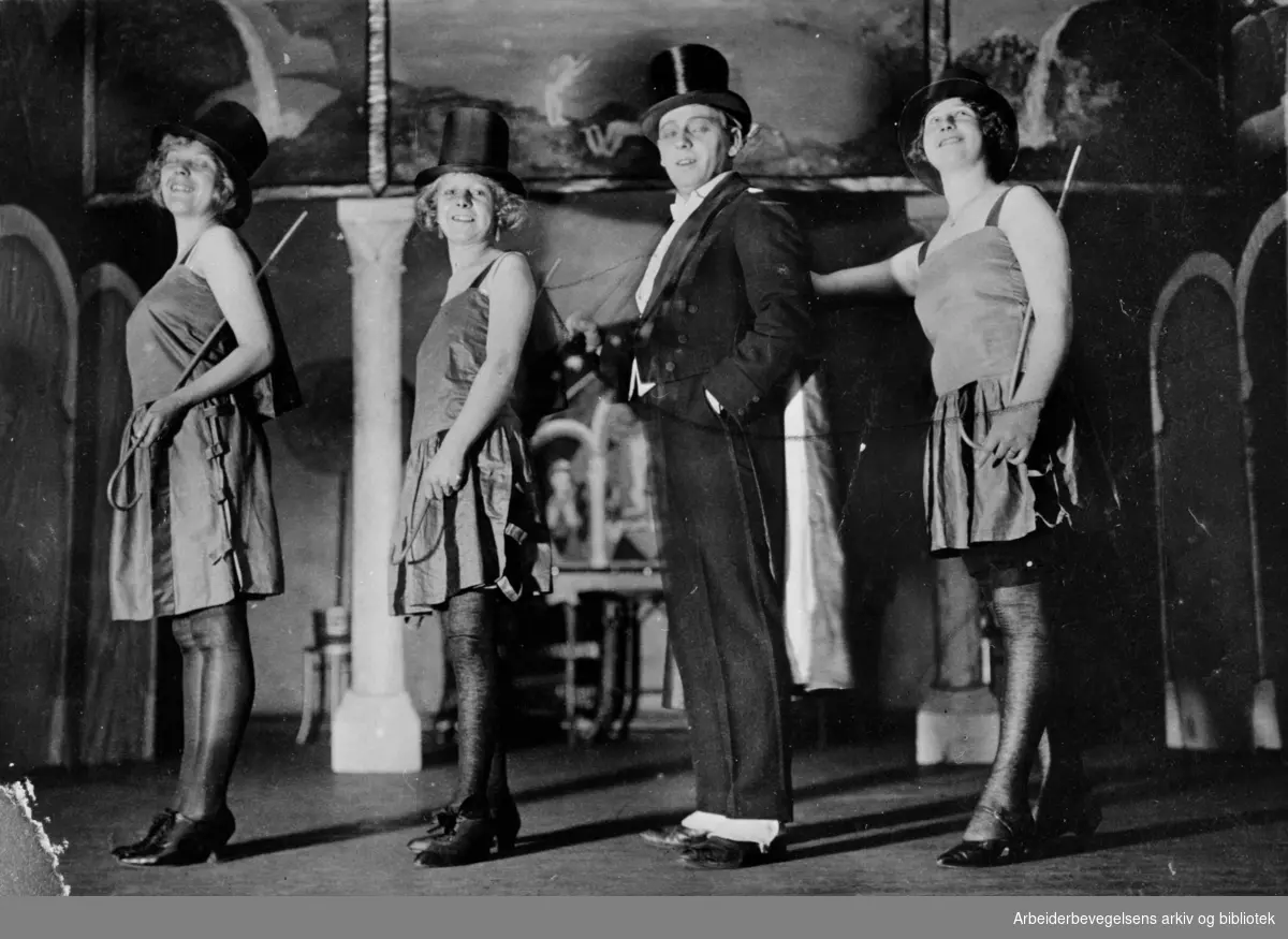 Oslo Arbeiderteater, Samfundsteatret. Einar Rudaa med ballett i en revy ca. 1930.