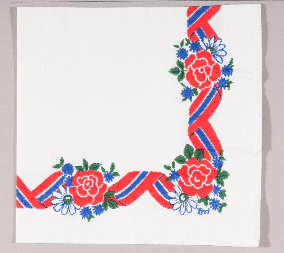 Et bølget bånd i rødt, hvitt og blått med buketter med røde, hvit og blå blomster.