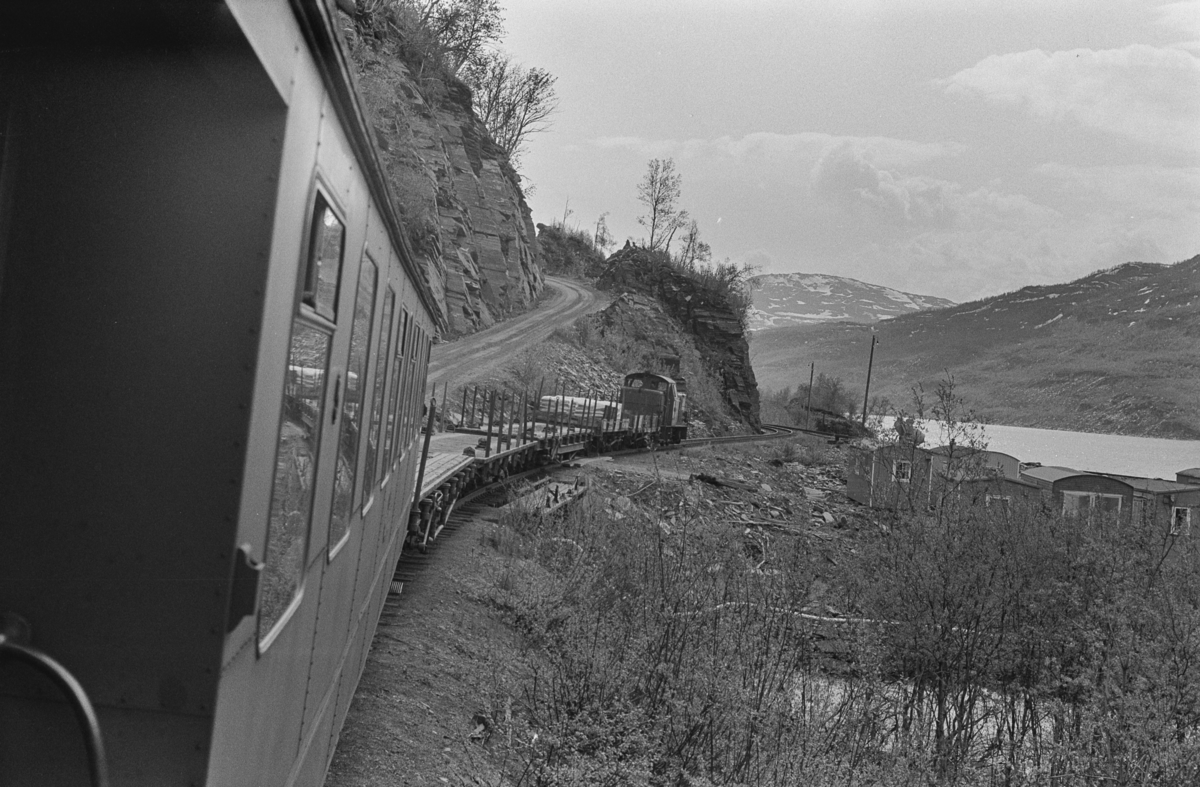Underveis med persontog fra Finneid til Lomi på Sulitjelmabanen, her ved Rupsi.